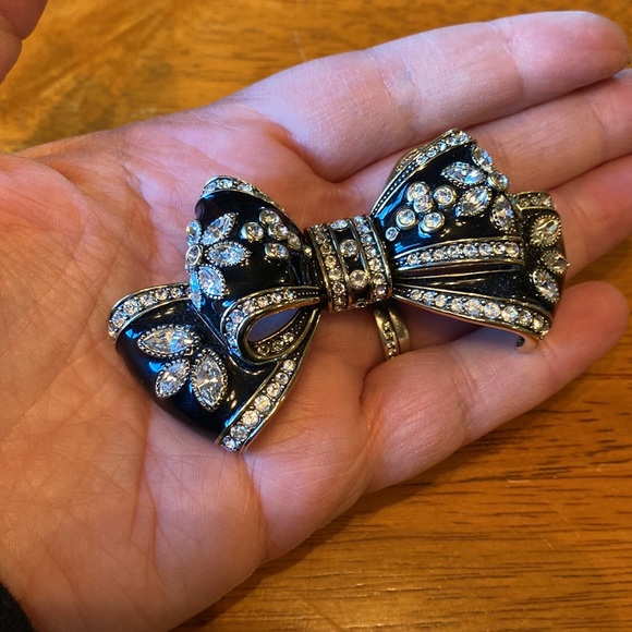 Heidi Daus, “Belle Beau” Enamel and Crystal Bow Brooch - Picture 4 of 7